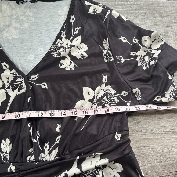 BLOOMCHIC Floral Print V Neck Ruffle Ruched T-shirt - Picture 5 of 11